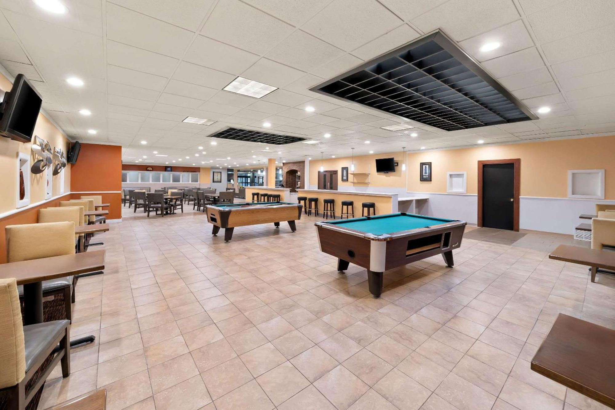 Clarion Inn & Suites And Convention Center Kearney Exteriér fotografie
